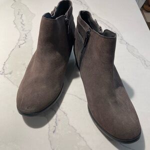 𝅺SAM EDELMAN Sz 10 Petal  Suede Cool Brown Buckle Stacked Heel Booties